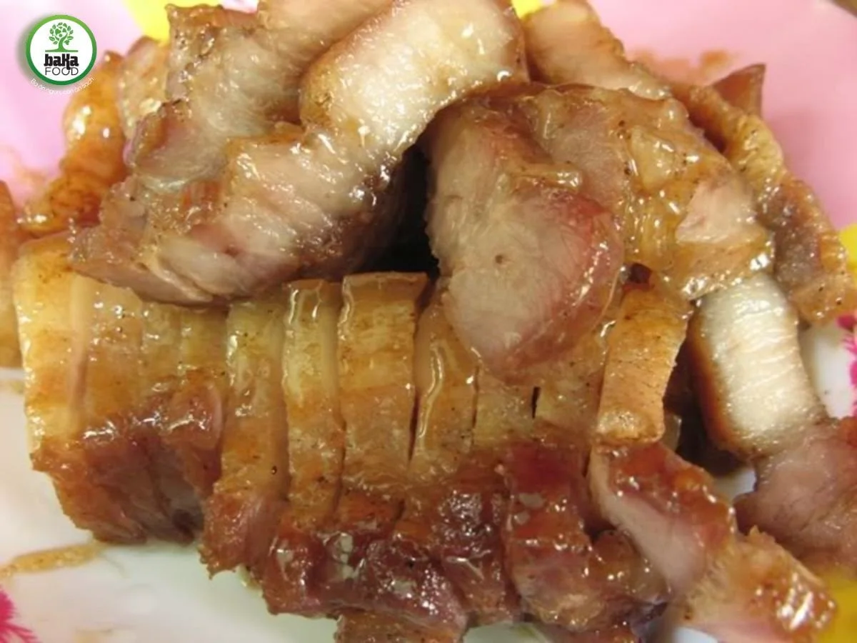 Thịt ba rọi được chúng tôi lựa miếng vừa ăn. Sau đó, trải qua công đoạn xử lý thịt siêu kỹ lưỡng với gừng, rượu, rồi bóp muối Thịt ba rọi được chúng tôi lựa miếng vừa ăn. Sau đó, trải qua công đoạn xử lý thịt siêu kỹ lưỡng với gừng, rượu, rồi bóp muối