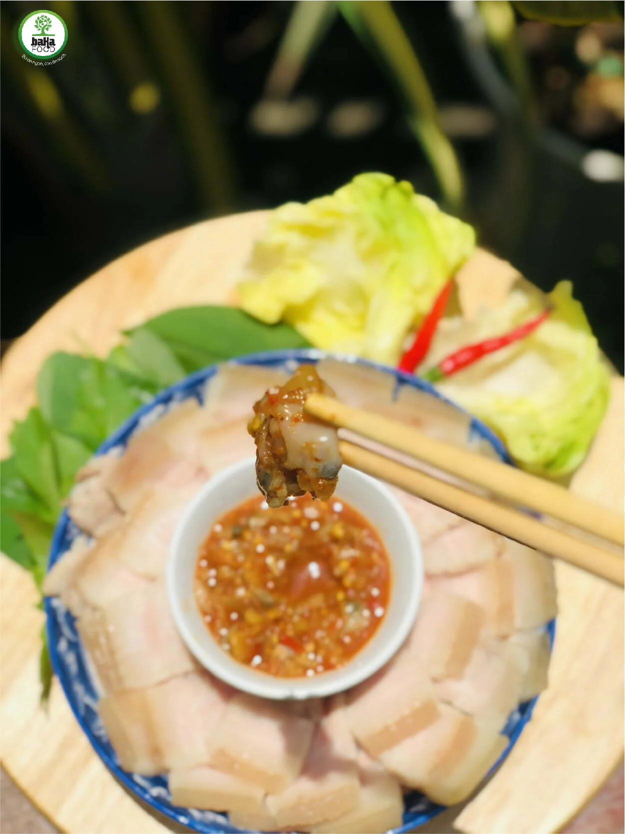 Ăn kèm rau sống với thịt luộc là hết chỗ chê