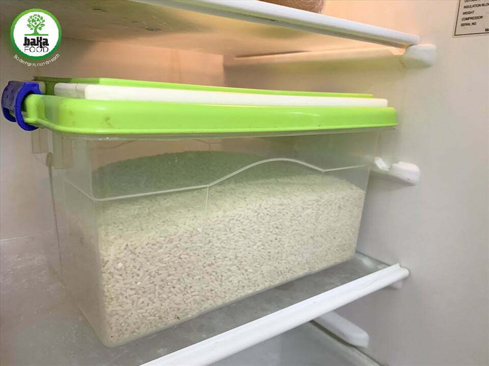 Để gạo trong tủ lạnh cũng là một cách bảo quản gạo chống mọt hiệu quả