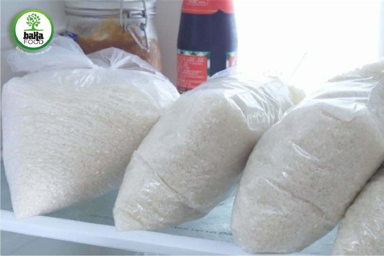 Để gạo trong tủ lạnh là cách bảo quản gạo dễ làm và cũng rất hiệu quả