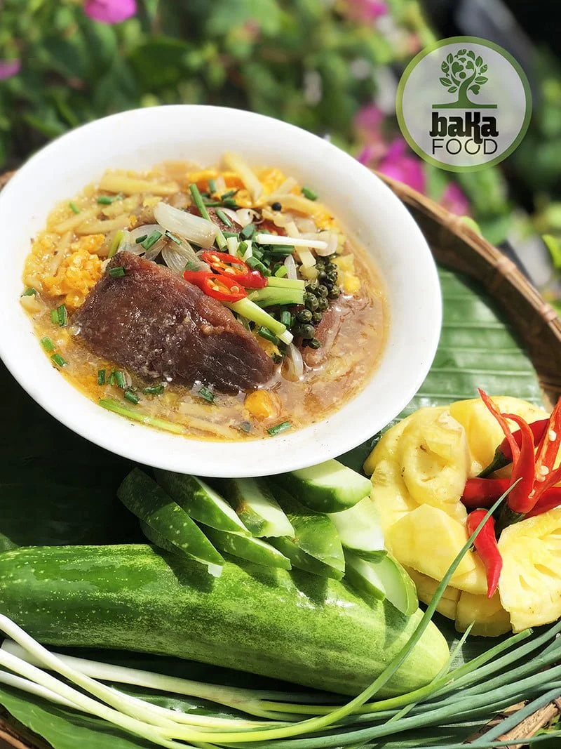 Chỉ cần có một tô mắm lóc chưng thịt như này, ăn kèm với dưa leo, cơm trắng đơn sơ đã đủ sướng nhất quả đất!