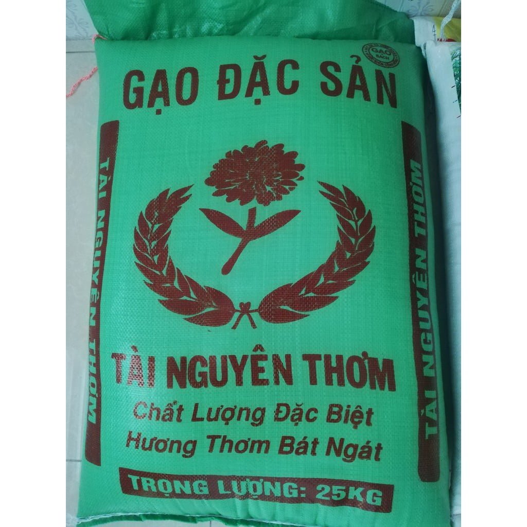 Hạt gạo Tài Nguyên Thơm Việt Nam thường có màu trắng đục, to tròn, có bạc bụng
