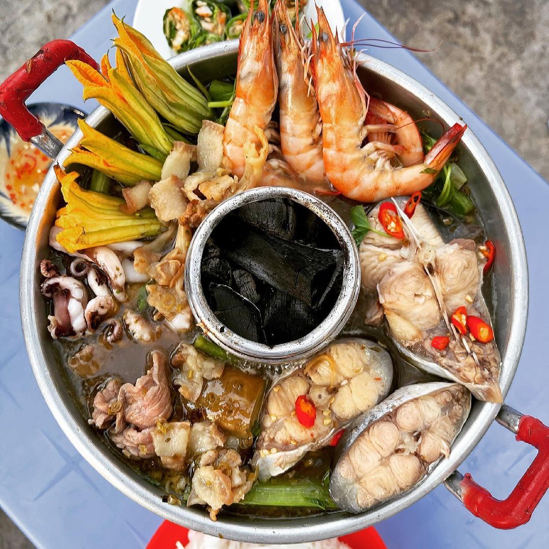 Lẩu mắm ở quận 7 là món ngon đặc trưng có thể coi là nét văn hóa ẩm thực từ miền Tây Nam Bộ.