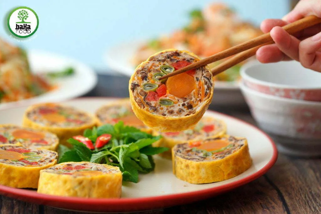 Chả giò ngũ sắc là món ăn hoàn hảo làm từ giò sống