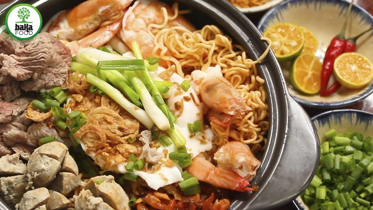 Với món ăn này, bạn có thể bỏ thêm các topping khác như hành phi, tôm, thịt bò,...