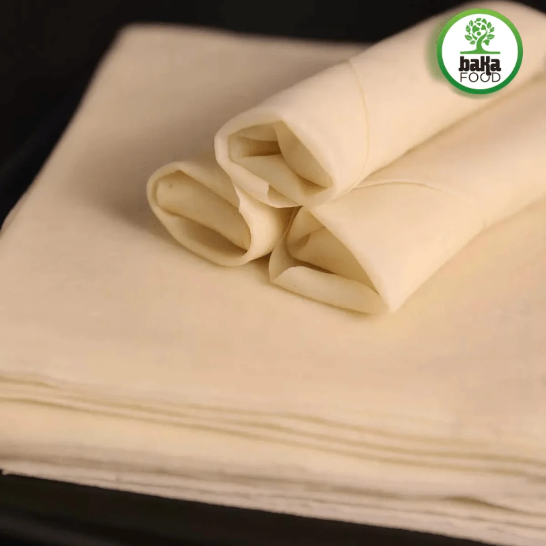 Bánh tráng đậu xanh cuốn chả giò có mùi thơm ngậy đặc trưng khi chiên lên, đó là nhờ vào thành phần có bổ sung đậu xanh.
