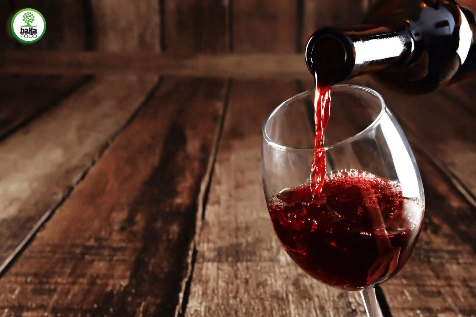 Sắc đỏ của rượu vang mang tới may mắn, hạnh phúc trong dịp năm mới 