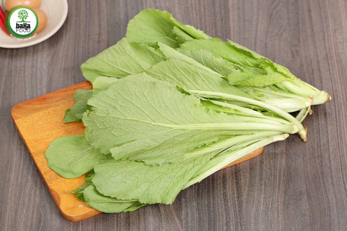 Rau cải xanh là một nguồn cung cấp chất xơ và vitamin, đặc biệt là vitamin C. Bạn nên bổ sung rau cải vào thực phẩm hàng ngày