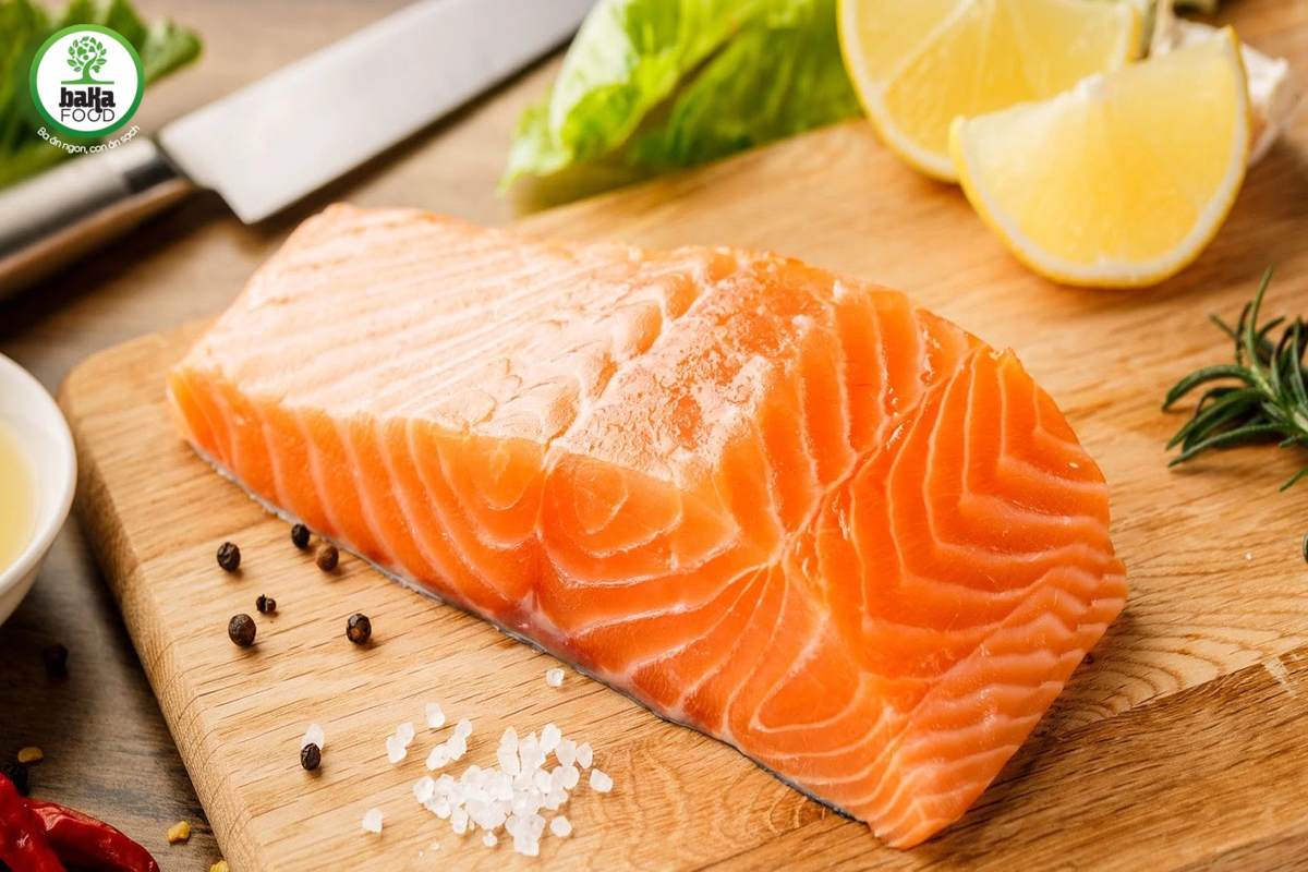 Các loại cá có canxi không, chúng có chất dinh dưỡng và tác dụng gì? Cá hồi là loại cá giàu canxi, protein, omega-3 và vitamin D