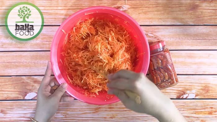 Sơ chế đu đủ để làm món mắm tôm chua đu đủ
