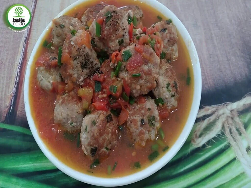 Bạn có thể dùng bánh mì để làm bánh mì kẹp bò viên sốt cà chua