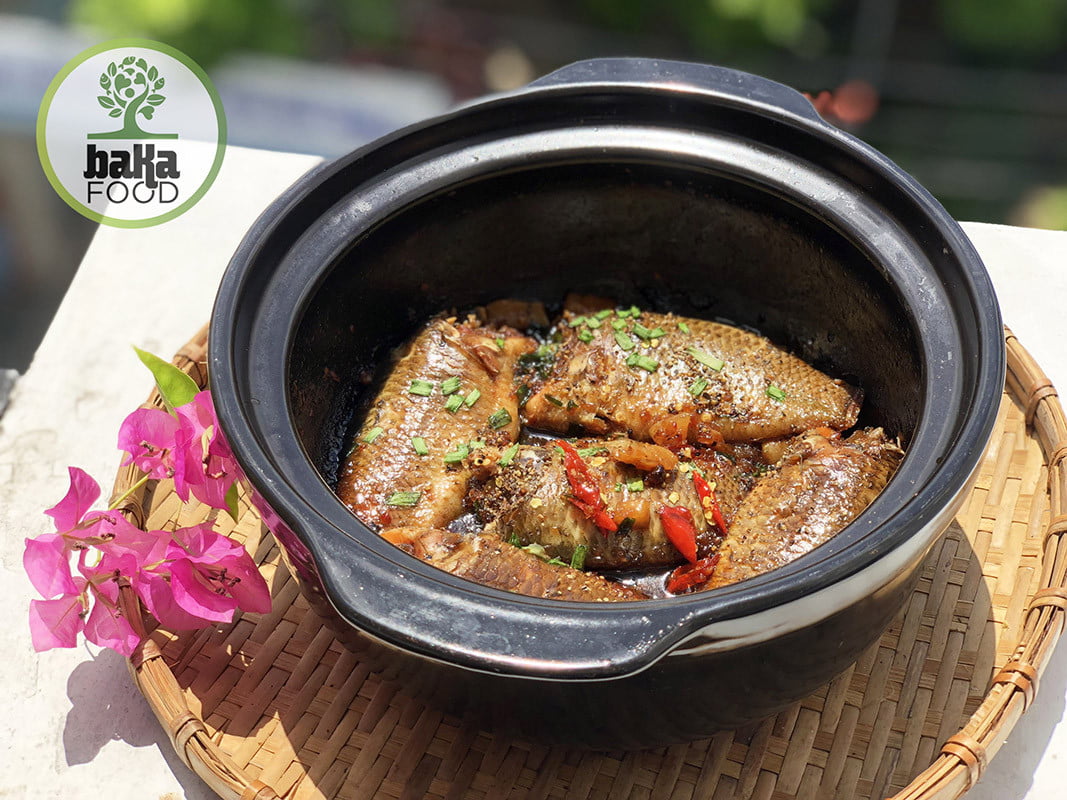Món cá rô đồng khô tộ thơm ngon và được lòng rất nhiều thực khách khi đến với BAKAFOOD.