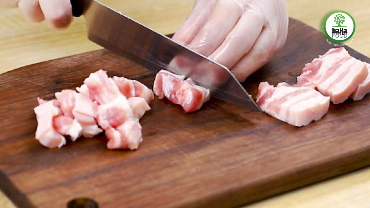 Nên cắt thịt thành miếng vừa ăn để thịt không bị khô và dễ thấm gia vị 