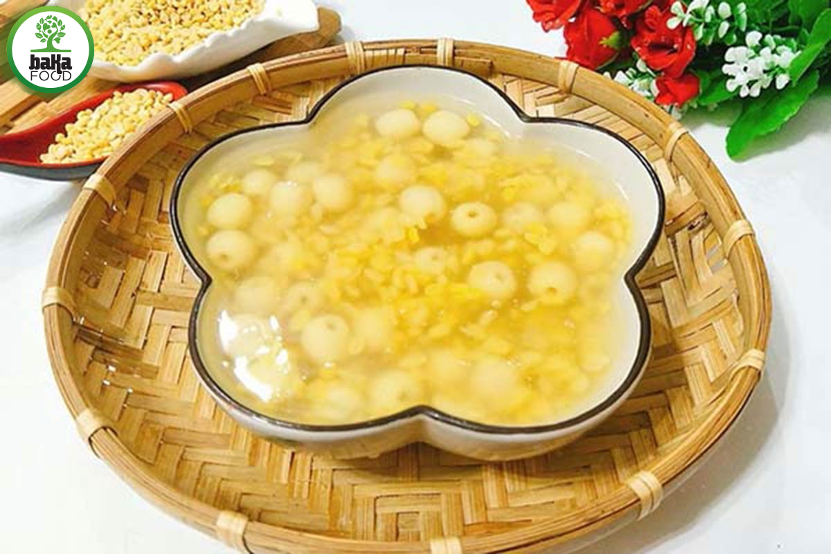 Là món chè quen thuộc của miền Trung, chè sen được làm từ những bông sen tươi, hạt sen và đường.