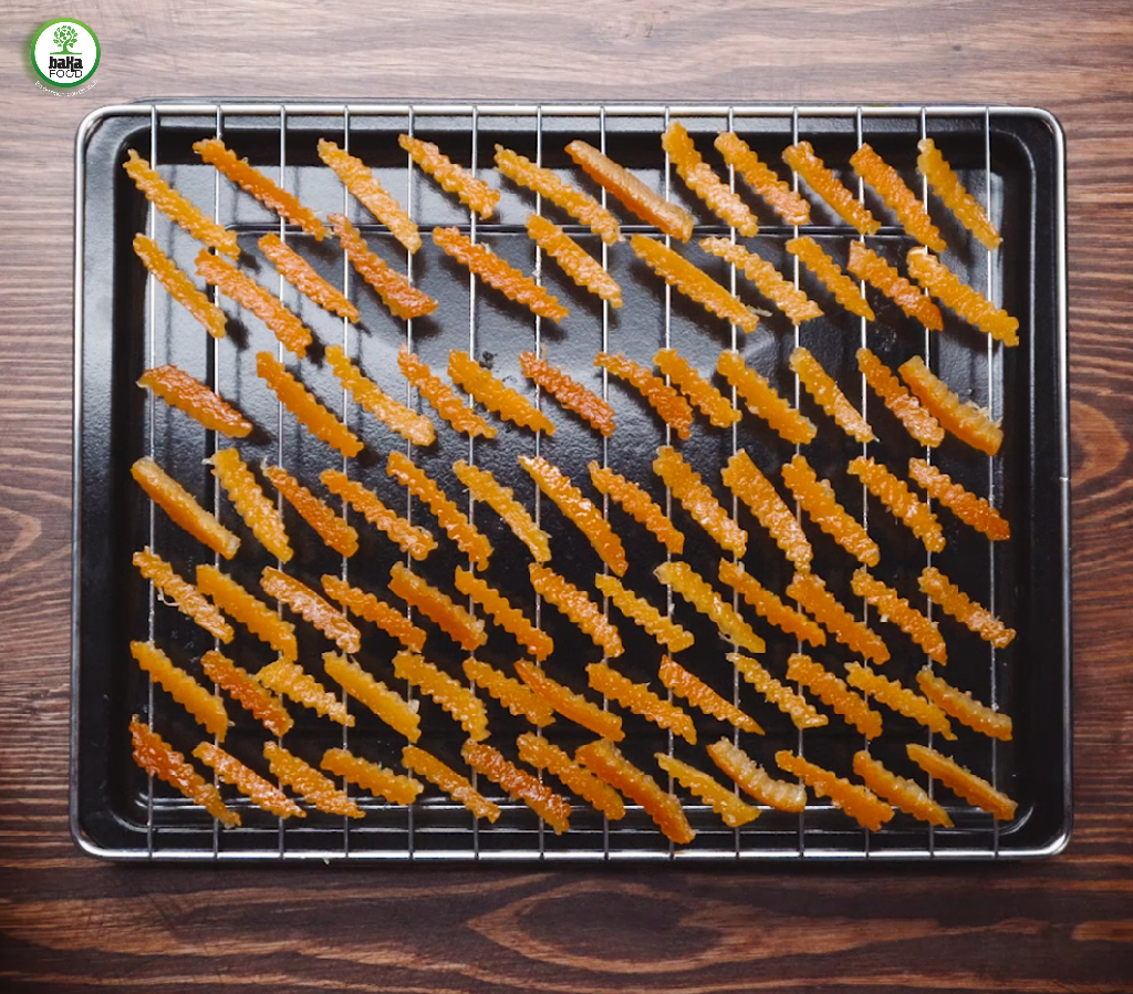 Bạn có thể sử dụng lò nướng để sên vỏ cam thay vì cho vào nồi nấu như cách trên