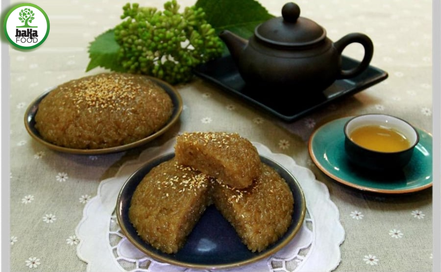 Đây là món chè truyền thống của miền Bắc, được làm từ gạo nếp, đường phèn và mè đen.