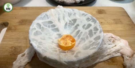 Đặt trứng muối lên phần mỡ chài