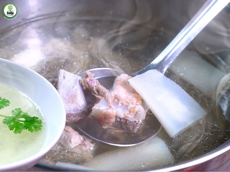 Nấu nước dùng là bước vô cùng quan trọng khi nấu món bánh canh thịt heo