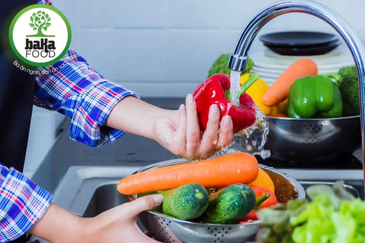 Cách Sơ Chế Thực Phẩm Tươi Sống An Toàn Giữ Trọn Dinh Dưỡng 6 Giúp loại bỏ vi sinh vật gây bệnh như Salmonella, E.coli – những tác nhân phổ biến gây ngộ độc thực phẩm.