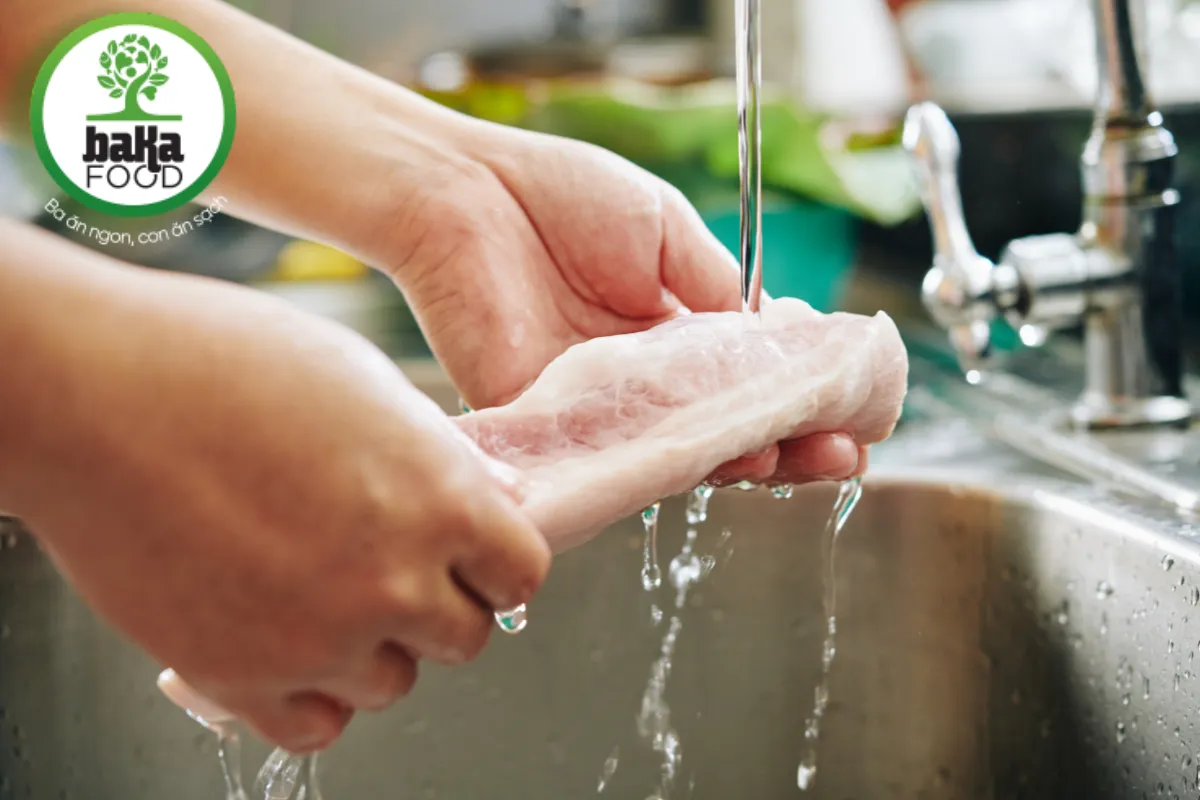 Cách Sơ Chế Thực Phẩm Tươi Sống An Toàn Giữ Trọn Dinh Dưỡng 7 Ưu tiên rửa bằng nước lạnh để tránh làm chín sơ bề mặt thực phẩm.