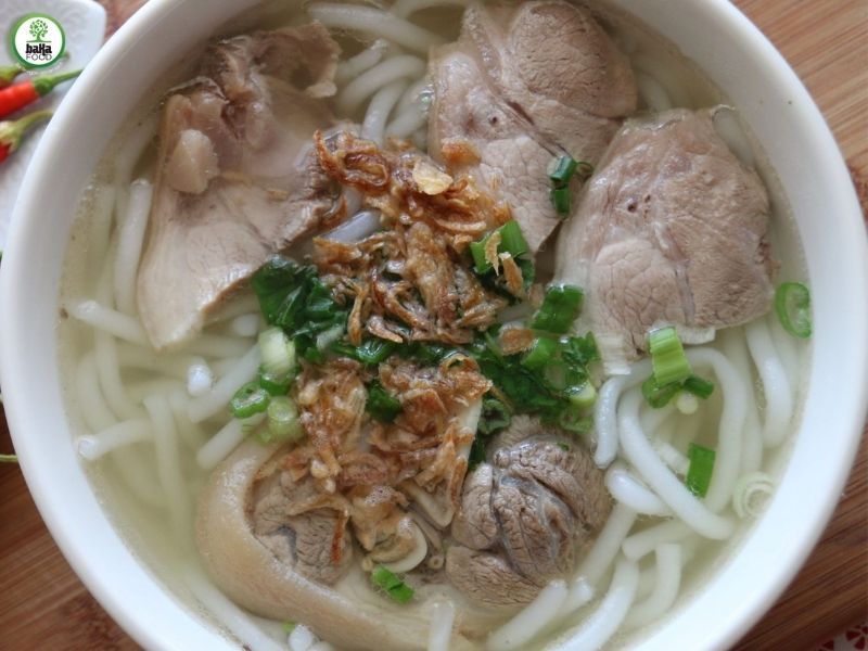 Sau khi nấu bánh canh xong bạn chỉ cần múc ra tô và thưởng thức
