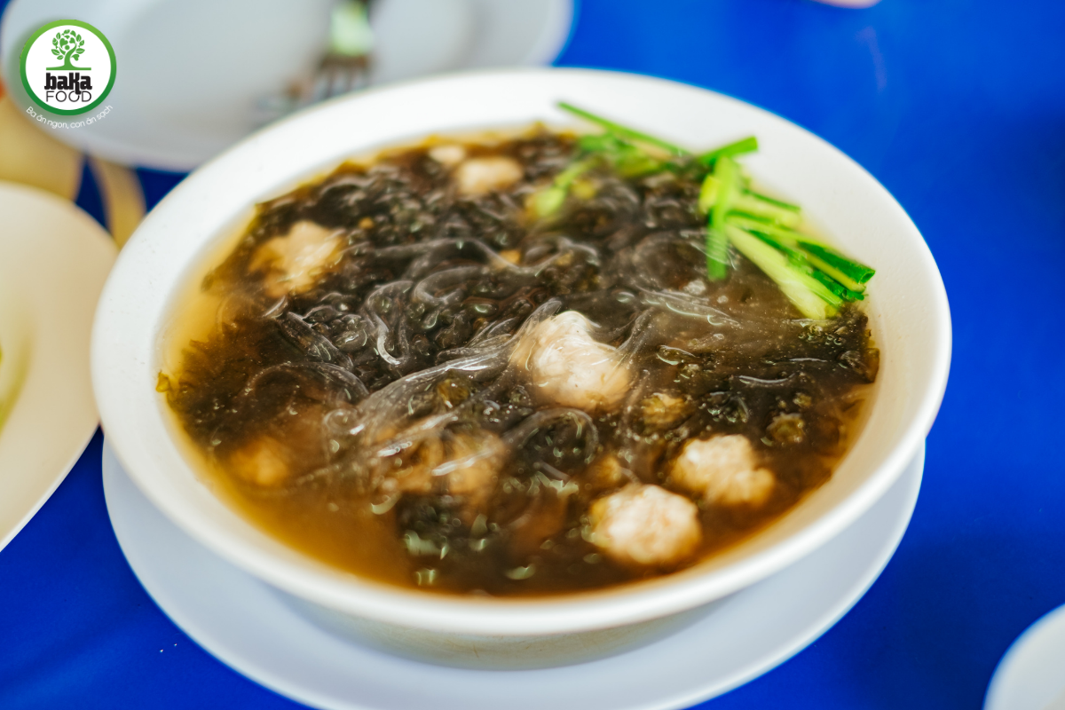 3 cách nấu canh rong biển thịt heo ngon mềm, bổ dưỡng 12 Canh rong biển thịt nạc thái lát kết hợp đậu hũ, nấm