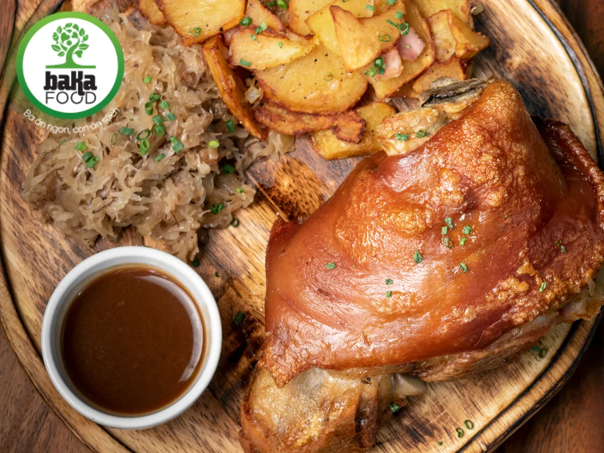 Top 5 Các Món Âu Từ Thịt Heo Cho Thực Đơn Của Bạn 8 Thịt heo quay kiểu Đức – Schweinshaxe: Món truyền thống giòn da, đậm vị