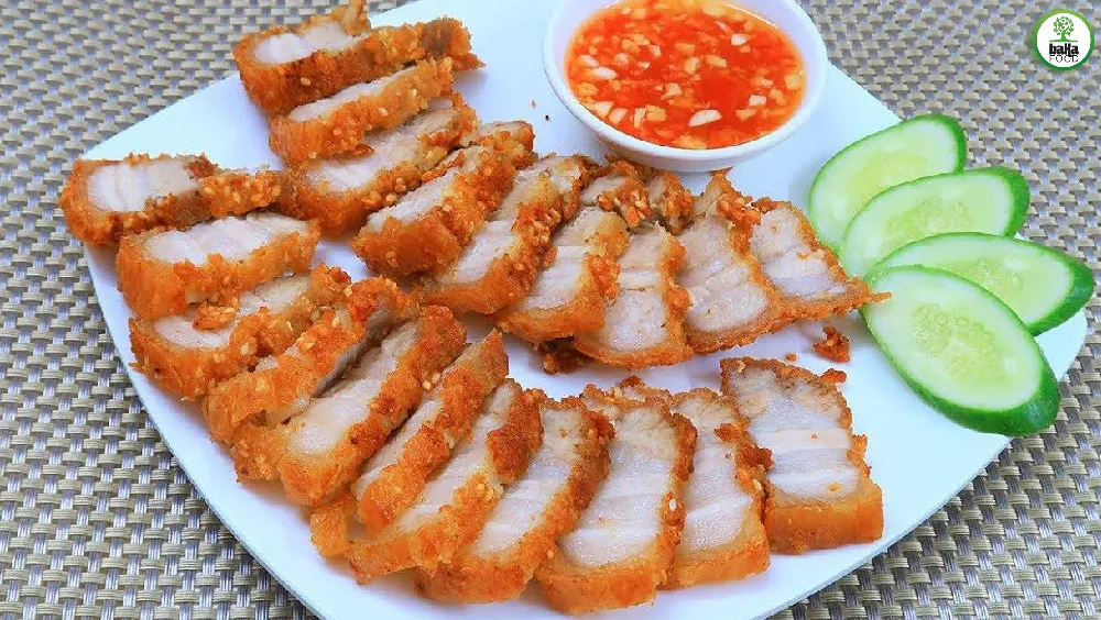Thịt khi chiên đủ lửa sẽ có lớp da vàng óng, giòn rụm