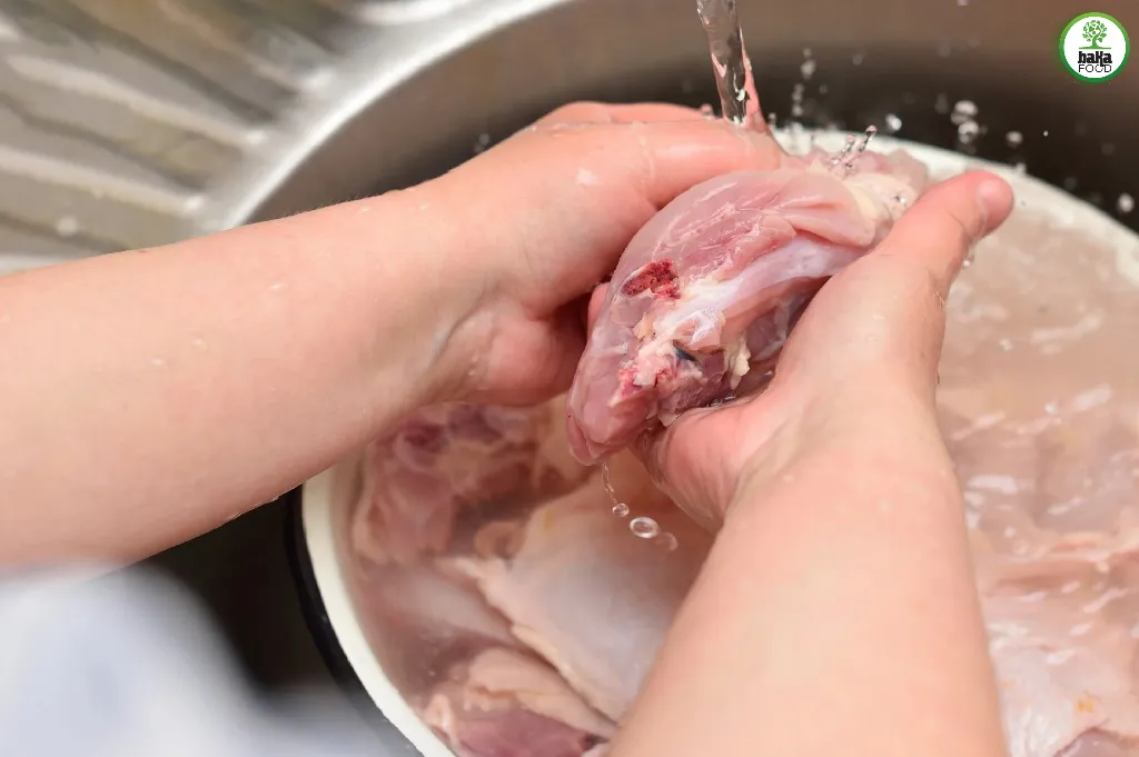 Ngâm hoặc rửa qua với nước nóng cũng là một cách giúp thịt mềm đi
