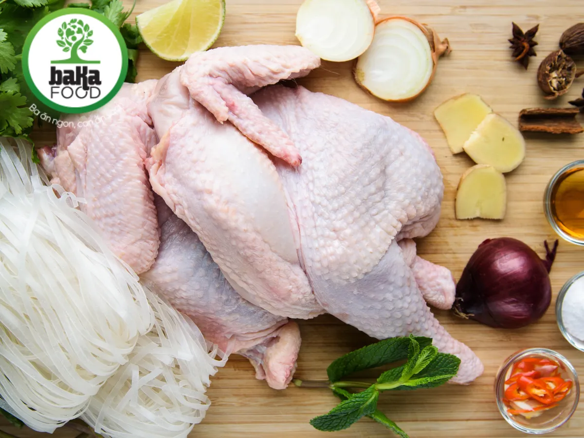 Thịt gà tươi sống là phần thịt được lấy từ gà vừa giết mổ, được sơ chế sạch và đưa ra thị trường trong thời gian ngắn, không qua quá trình cấp đông sâu.