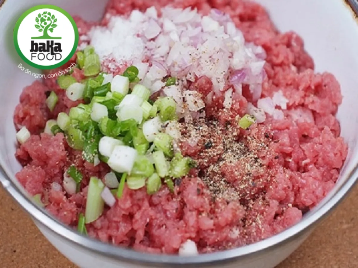 Cho thịt heo xay vào tô lớn và các loại gia vị vào. Trộn đều tay cho đến khi hỗn hợp thịt dẻo và thấm vị.