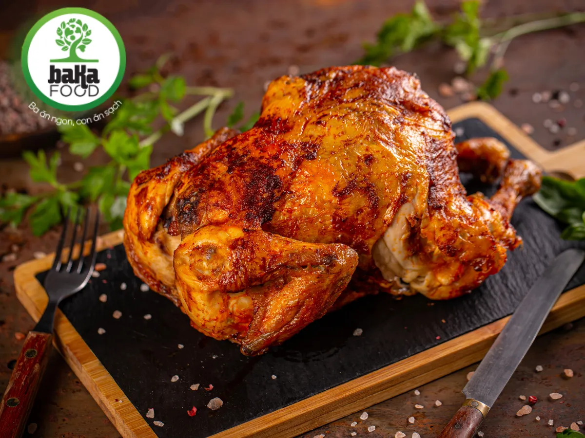 Sự kết hợp giữa vị ngọt của mật ong và vị béo ngậy của thịt gà tươi sống tạo nên món ăn hấp dẫn cho các buổi tiệc gia đình.