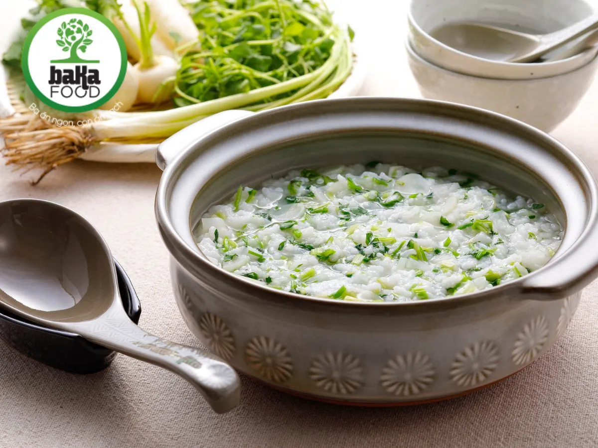 Cháo thịt heo cải bó xôi là sự kết hợp đơn giản nhưng vô cùng tinh tế