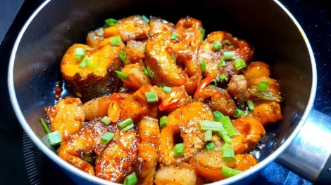 cách kho cá với thịt heo