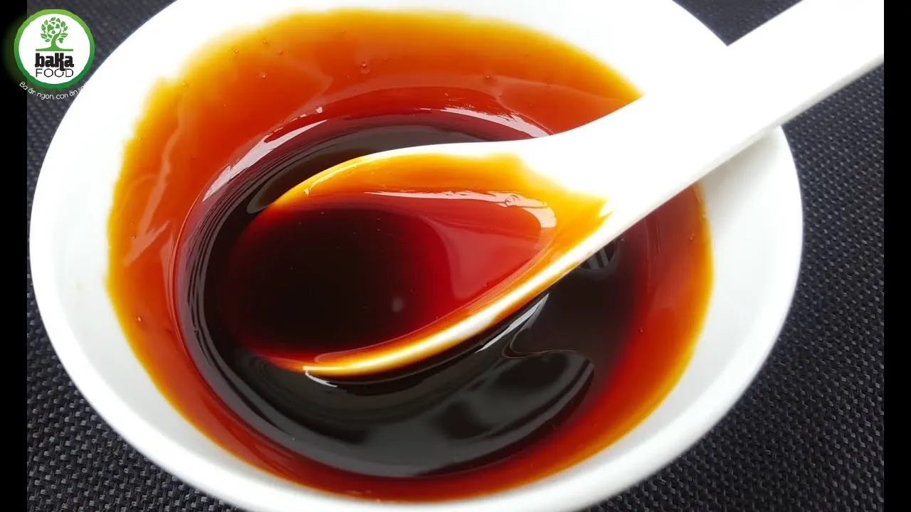Nước màu chính là linh hồn tạo nên màu sắc óng ả và hương vị đậm đà cho các món kho, giúp món ăn thêm phần hấp dẫn Nước màu chính là linh hồn tạo nên màu sắc óng ả và hương vị đậm đà cho các món kho, giúp món ăn thêm phần hấp dẫn