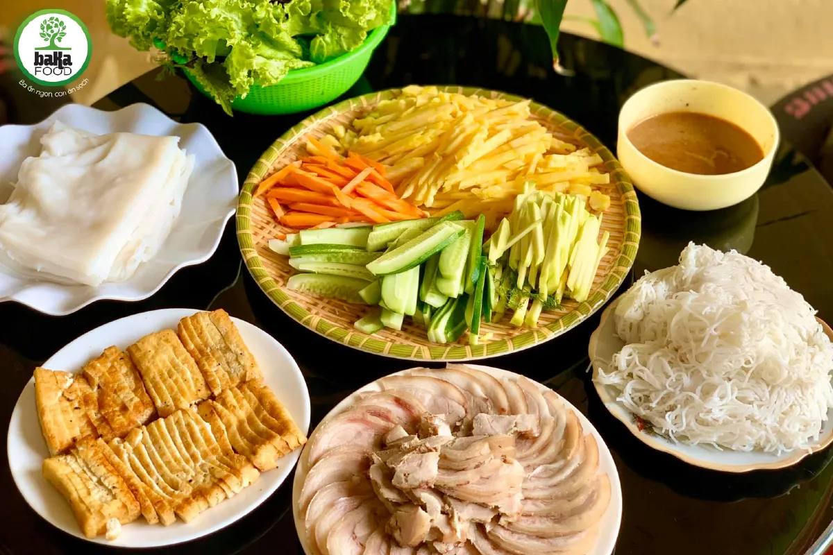 Cách Làm Phở Cuốn Thịt Heo Ngon Như Ngoài Tiệm 3 Cần chuẩn bị bánh phở tươi, thịt thăn, tôm khô, các loại rau và gia vị cơ bản