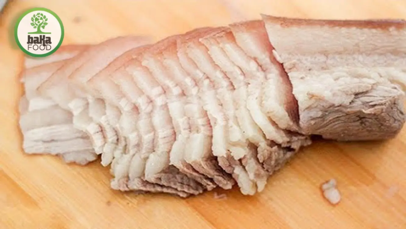 Chuẩn bị thịt heo trước khi luộc Chuẩn bị thịt heo trước khi luộc