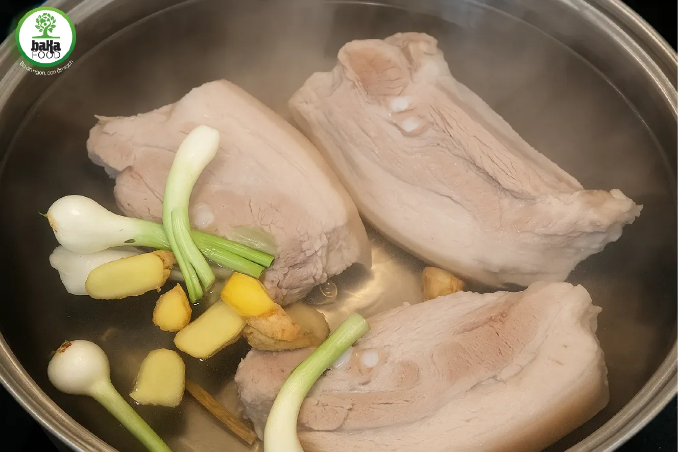 Để loại bỏ mùi hôi thì đừng quên chần thịt qua nước sôi có pha gừng Để loại bỏ mùi hôi thì đừng quên chần thịt qua nước sôi có pha gừng