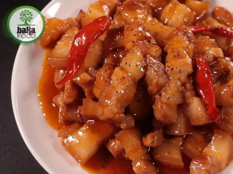 Kho thịt heo với sốt me để nước me thấm vào thịt Kho thịt heo với sốt me để nước me thấm vào thịt