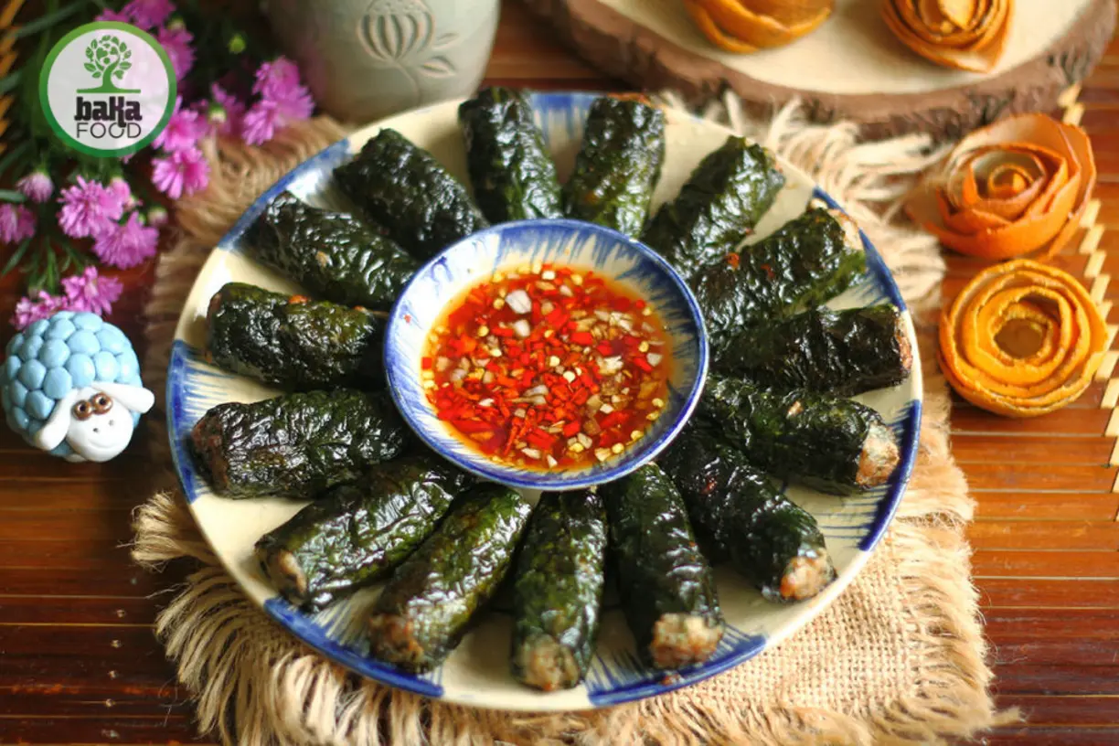 Nước chấm chuẩn vị, bún, rau tươi cân bằng vị cho món thịt heo nướng lá lốt