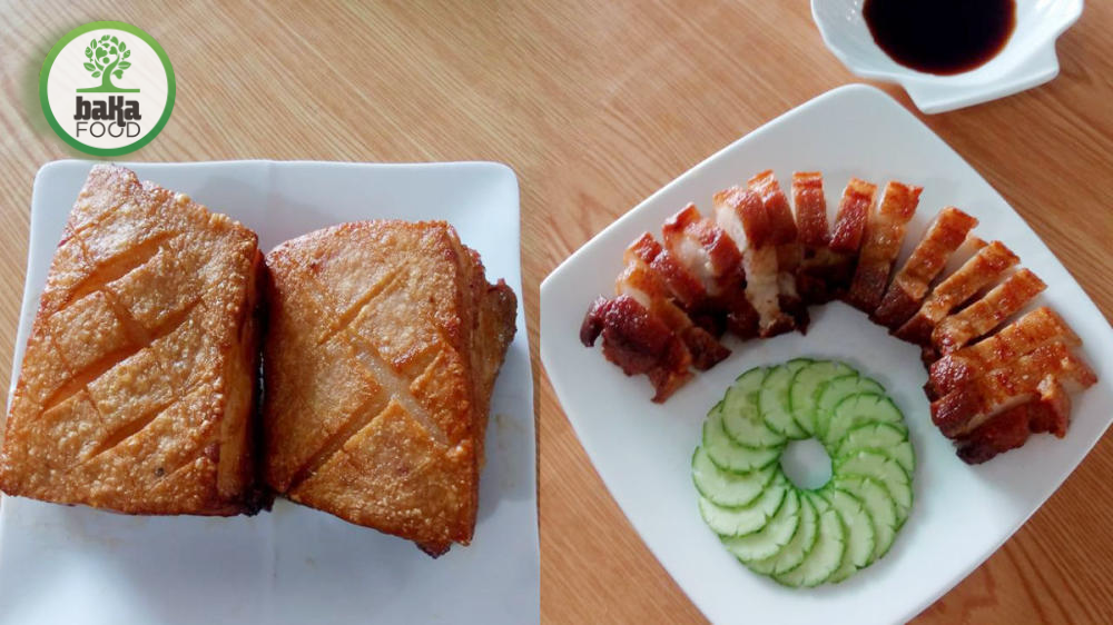Cắt miếng vừa, rưới sốt đun sôi, trang trí thêm rau mùi và bày ra dĩa