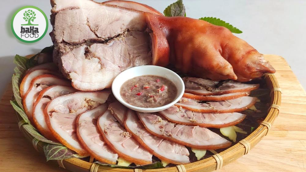 Luộc nhẹ nhàng giúp thịt heo giả cầy giữ được độ mềm béo