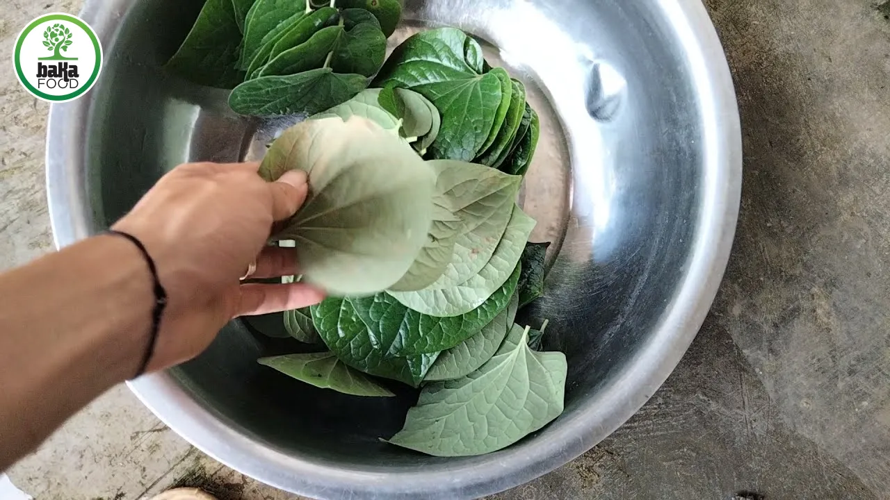 Lá lốt rửa sạch, lau khô giúp cuốn thịt bám chắc