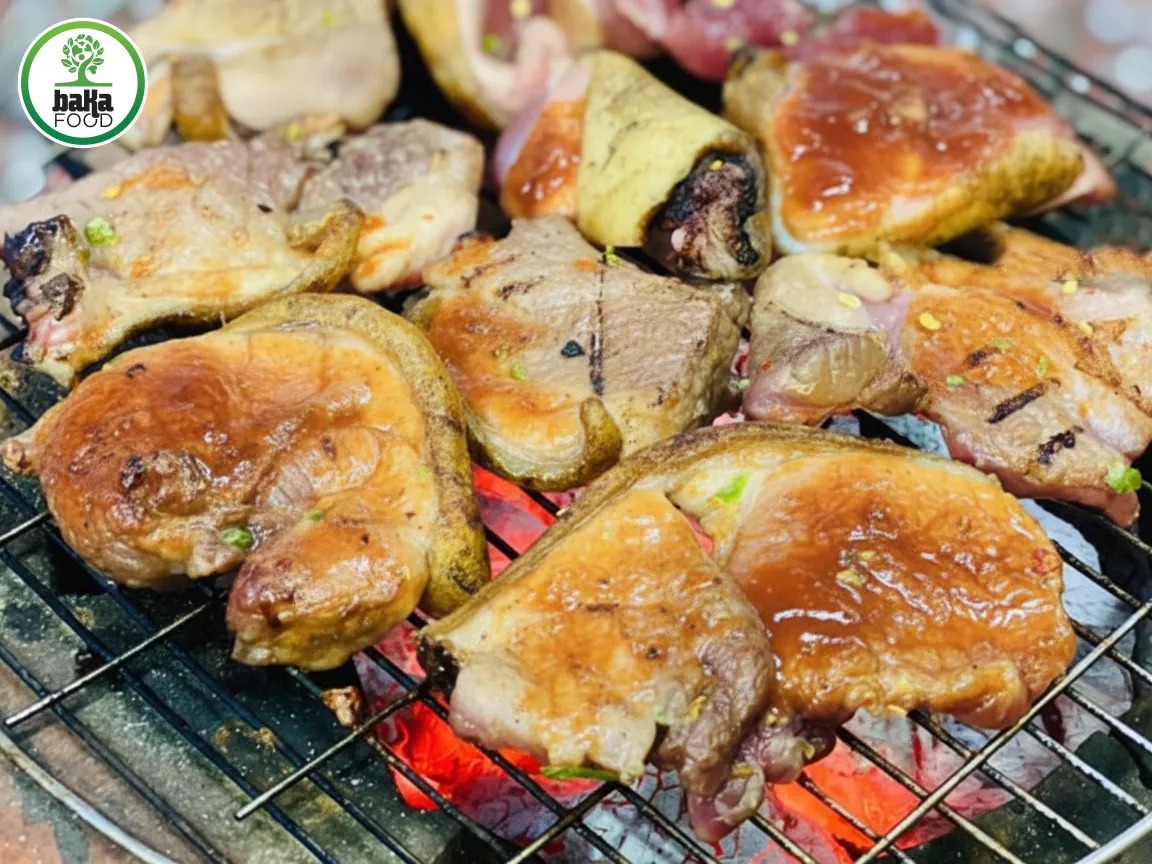 Nướng lửa nhỏ, quét nước ướp thường xuyên giữ thịt ẩm