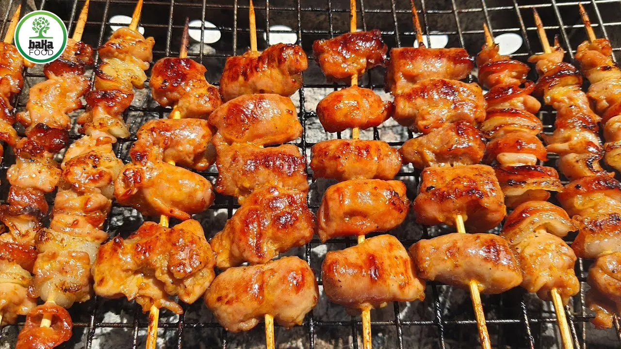 Xiên thịt nướng than cần xoay đều, giữ lửa vừa, tránh cháy khét Xiên thịt nướng than cần xoay đều, giữ lửa vừa, tránh cháy khét