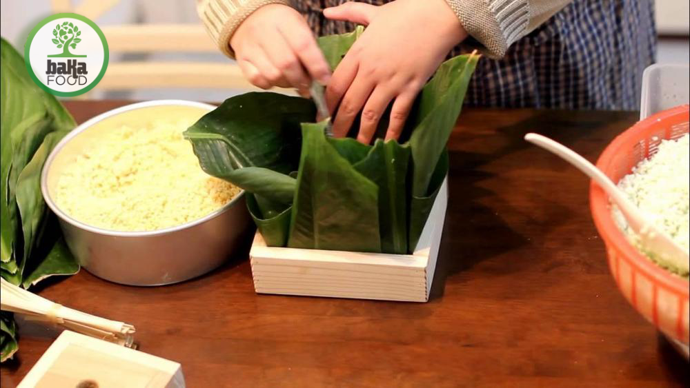 Chuẩn bị khuôn và nguyên liệu cho cách gói bánh chưng khuôn
