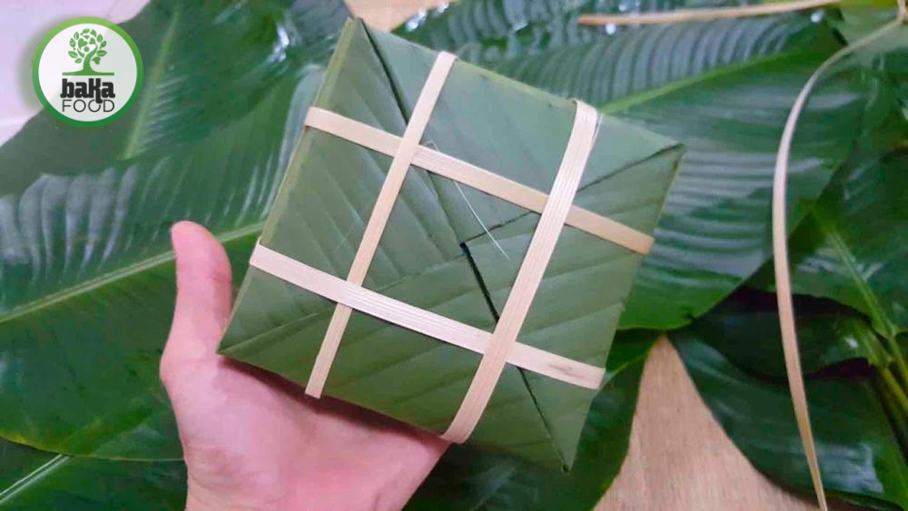 Cách xếp lá dong vào khuôn để bánh chưng vuông vắn