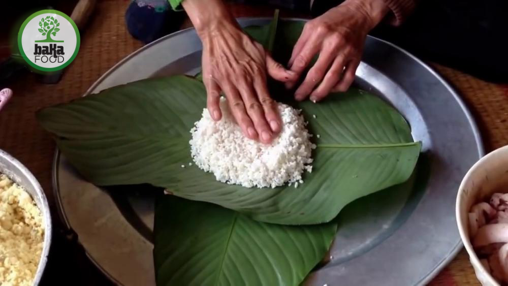 Gói bánh đúng kỹ thuật giúp bánh tròn đều, chín đẹp và không bung nứt