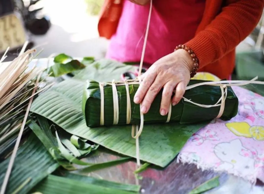 cách gói bánh tét bằng lá dong