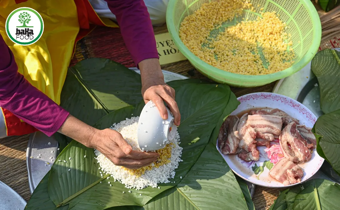 Thao tác chuẩn giúp bánh chưng vuông đẹp, nhân rõ lớp, nếp dẻo